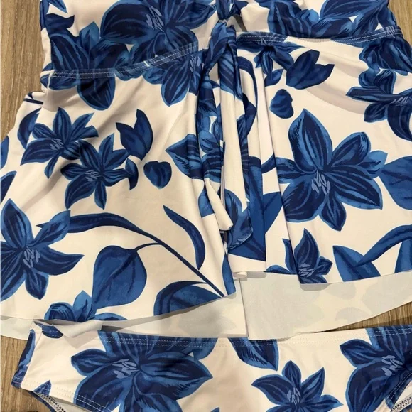 SHEIN White & Blue Floral Tankini Swim Set - Picture 2 of 2
